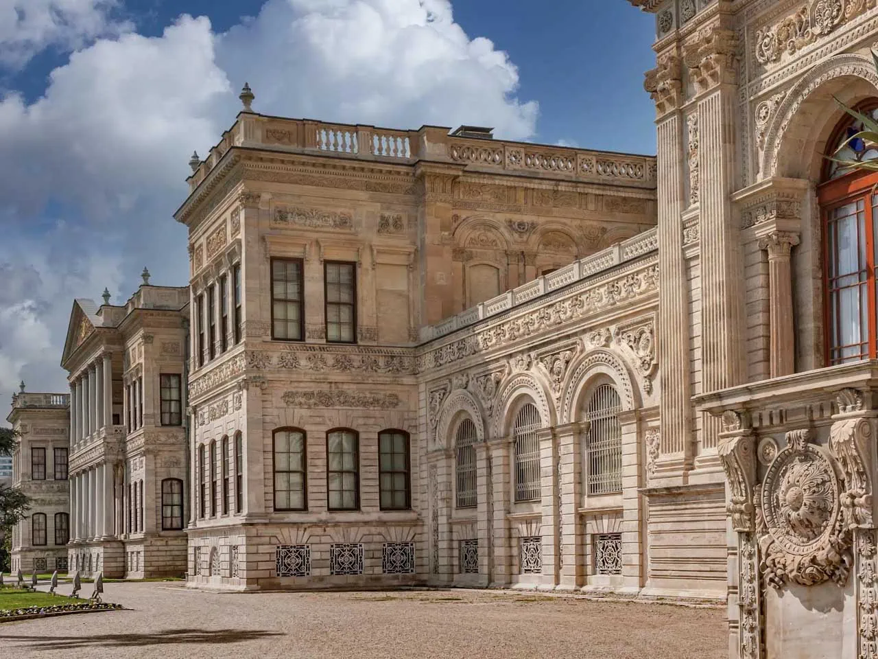 Dolmabahce Palace Tour and Bosphorus Yacht Cruise in Istanbul