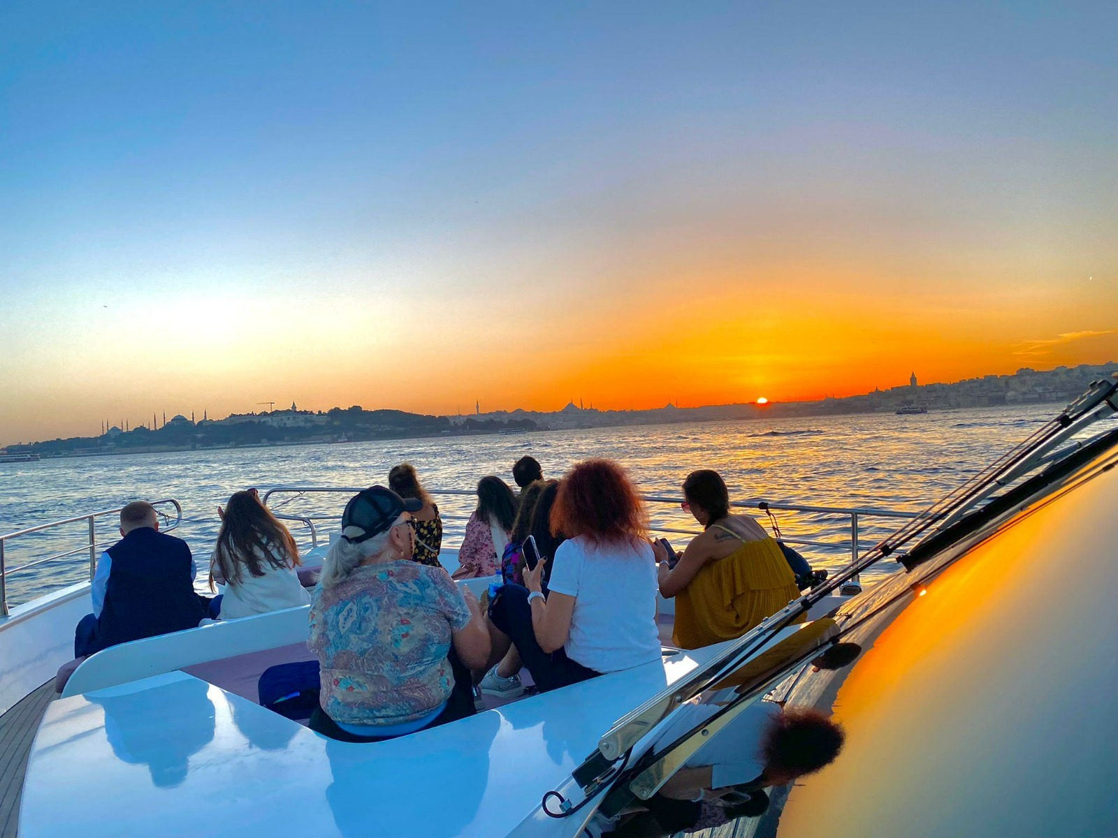 Istanbul Sunset Bosphorus Cruise – Snacks & Drinks